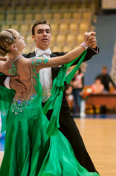 Jovens casais competem na dança esportiva — Fotografia de Stock