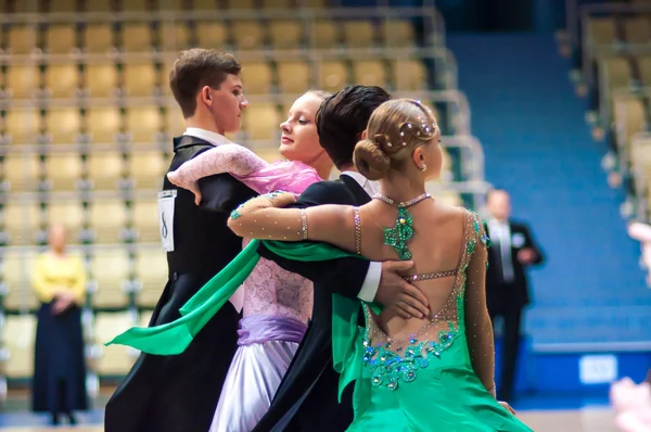 Młode pary konkurować w Sport, taniec — Zdjęcie stockowe