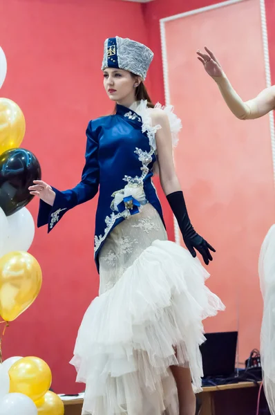 Girls on the catwalk dressed in stylized costumes traditionally 19 century — Stock Photo, Image