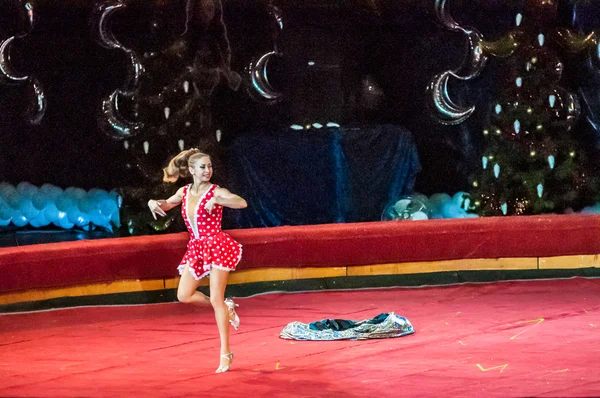 Τσίρκο αστέρια να εκτελέσει ups φόρεμα εστίαση — Φωτογραφία Αρχείου