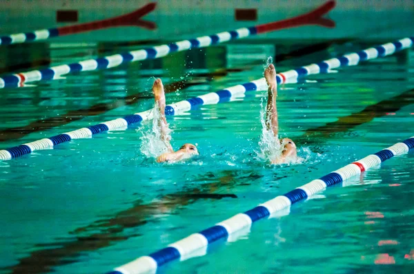 Synchronschwimmen der Frauen — Stockfoto