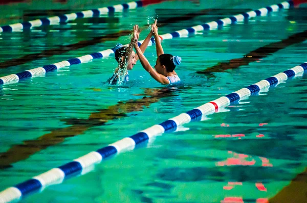 女性の合わせられた水泳 — ストック写真