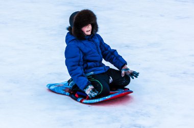 Ural Nehri üzerinde kış halletme bebeğim