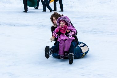 Ural Nehri üzerinde kış halletme bebeğim
