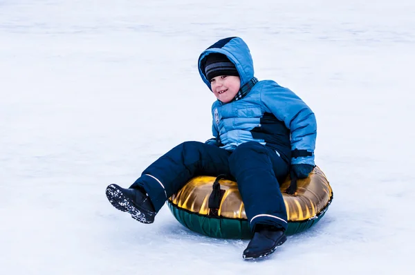 赤ちゃんはウラル川に冬のそり — ストック写真