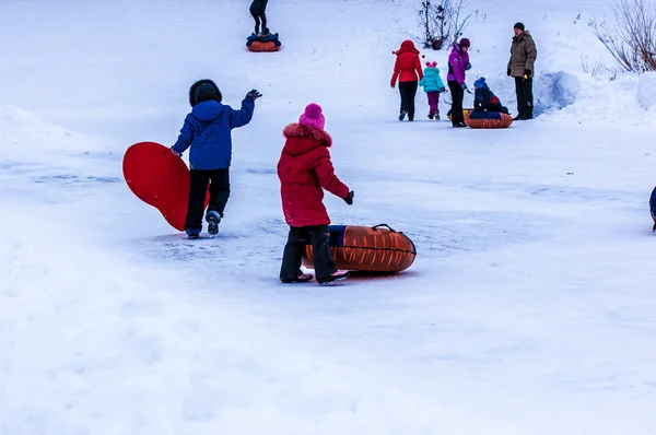 Dětská zimní sáňkování na řece Ural — Stock fotografie