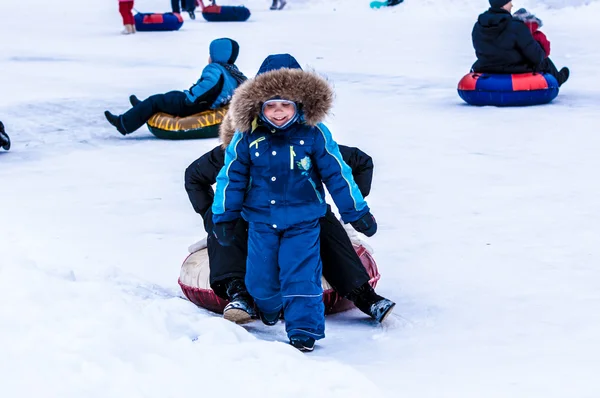Μωρό sledding χειμώνα στον ποταμό Ουράλια — Φωτογραφία Αρχείου
