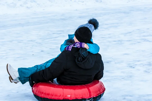 Bambino slittino invernale sul fiume Ural — Foto Stock