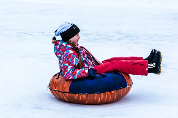 Dětská zimní sáňkování na řece Ural — Stock fotografie
