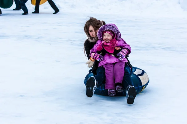 Μωρό sledding χειμώνα στον ποταμό Ουράλια — Φωτογραφία Αρχείου