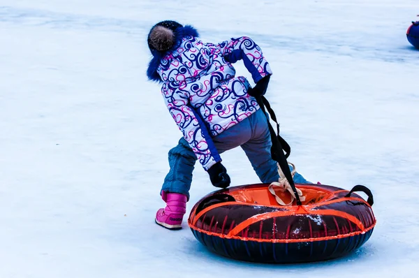 Μωρό sledding χειμώνα στον ποταμό Ουράλια — Φωτογραφία Αρχείου