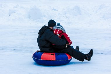 Ural Nehri üzerinde kış halletme bebeğim.
