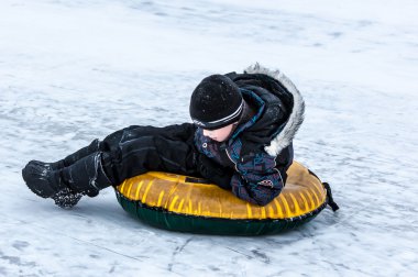 Ural Nehri üzerinde kış halletme bebeğim.