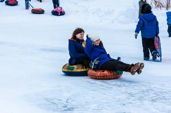 Μωρό sledding χειμώνα στον ποταμό Ουράλια. — Φωτογραφία Αρχείου