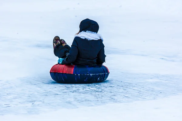 Dětská zimní sáňkování na řece Ural. — Stock fotografie