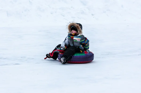 Baby winter sledding on the Ural River. — Stock Photo, Image