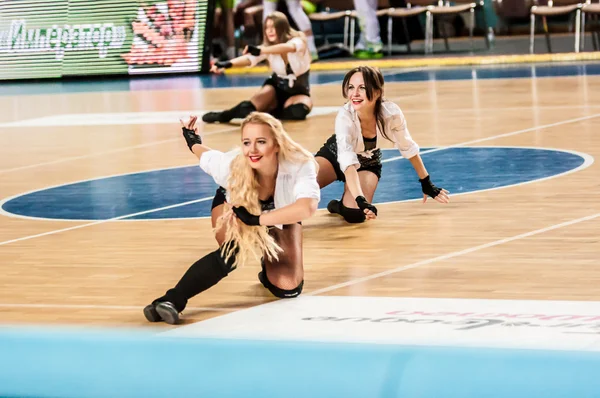 Fille Cheerleading apparaissent sur scène Match de l'Euroleague Basketball FIBA femmes "Nadezhda" (région d'Orenbourg) - "Imos Brno" (République tchèque ) — Photo