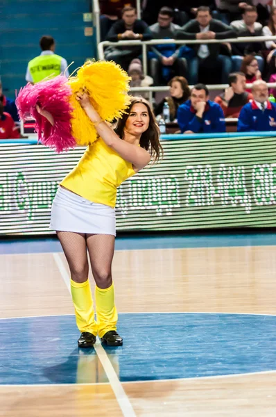 Flicka Cheerleading visas på scenen Match av Euroleague Basketball Fiba womens "Nadezhda" (Orenburg regionen) - "Imos Brno" (Tjeckien) — Stockfoto