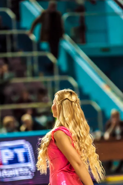 Chica animadora aparecen en el escenario Partido de la Euroliga Baloncesto FIBA femenino "Nadezhda" (región de Orenburg) - "Imos Brno" (República Checa ) — Foto de Stock