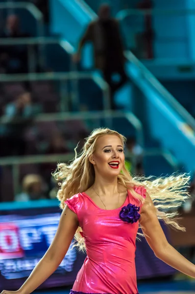 Cheerleading dziewczyna pojawiają się na scenie meczu Euroligi koszykówki Fiba damska "Nadieżda" (regionu Orenburg) - "Imos Brno" (Republika Czeska) — Zdjęcie stockowe