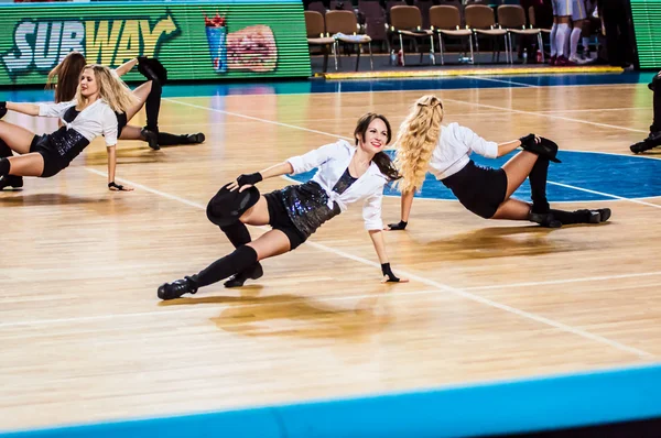 Lány Cheerleading jelennek meg a színpadon az Euroliga kosárlabda kosárlabda női "Nadezhda" (Orenburg régióban) - "Környezetben, Brünn" (Cseh Köztársaság-mérkőzés) — Stock Fotó