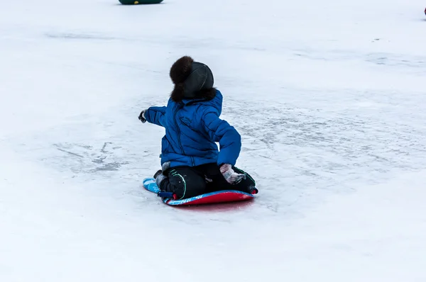 Μωρό sledding χειμώνα στον ποταμό Ουράλια, — Φωτογραφία Αρχείου