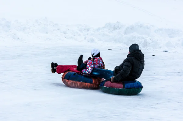 Μωρό sledding χειμώνα στον ποταμό Ουράλια, — Φωτογραφία Αρχείου