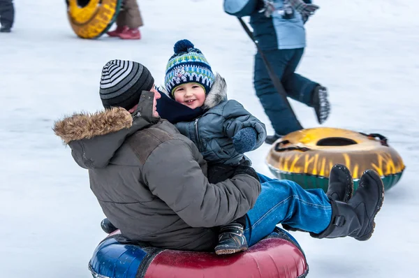 Ural Nehri üzerinde kış halletme bebeğim,
