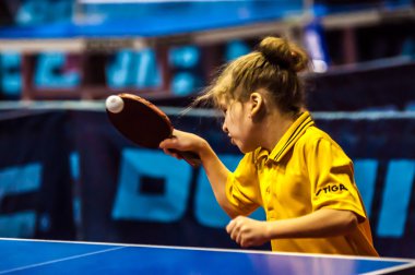 Masa Tenisi oynayan kız