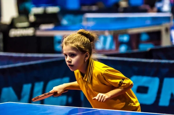 Girl playing table tennis — Stock Photo, Image