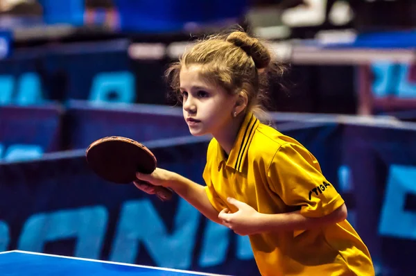 Girl playing table tennis — Stock Photo, Image