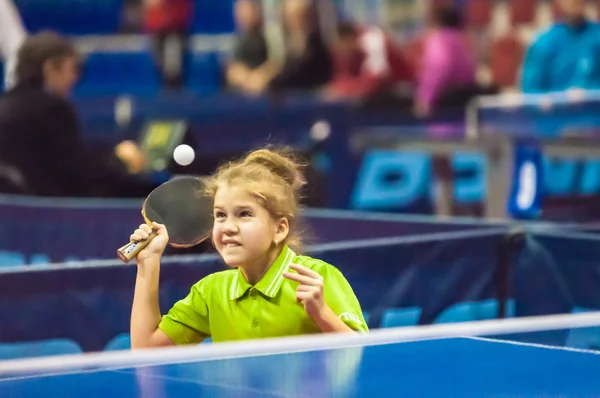 Mädchen spielt Tischtennis, — Stockfoto