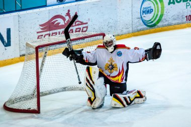 Genç hokey oyuncusu tarafından gerçekleştirilen bir parçası vurdu hokey penaltı 