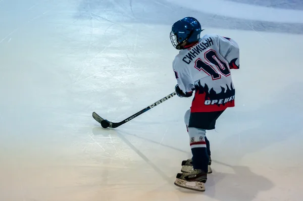 Ein Fragment des vom jungen Eishockeyspieler ausgeführten Hockey-Elferschusses — Stockfoto