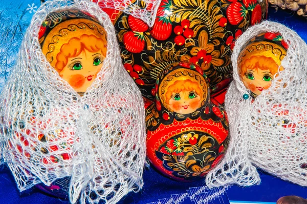 Matryoshka pop in Orenburg donzig sjaal — Stockfoto