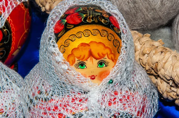 Matryoshka Lalki w Orenburgu puchaty szal — Zdjęcie stockowe