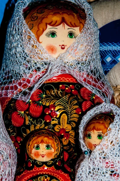 Matryoshka Lalki w Orenburgu puchaty szal — Zdjęcie stockowe