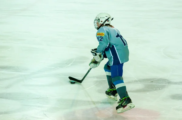 Pojkarna spelar hockey — Stockfoto