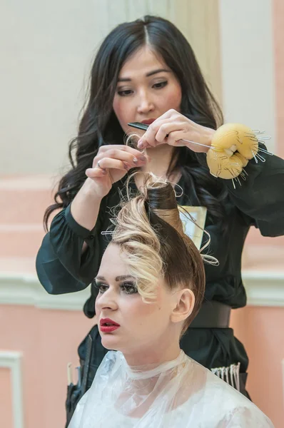 Peluquería hace que el peinado de boda . — Foto de Stock