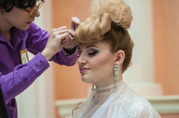 Peluquería hace que el peinado de boda . — Foto de Stock