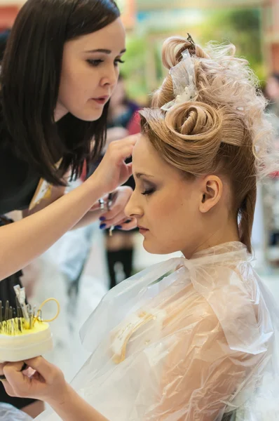 美容師は、結婚式のヘアスタイル. — ストック写真