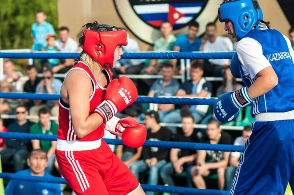 Girls in boxing competition — Stock Photo, Image