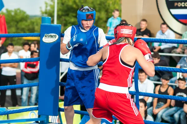 Girls in boxing competition — Stock Photo, Image