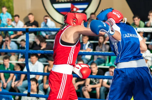 Girls in boxing competition — Stock Photo, Image