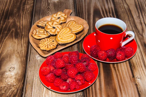 Frambuesa madura y galletas —  Fotos de Stock