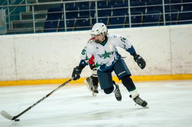 Çocuklar Hokey diski ile oynuyorlar