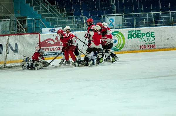 Los chicos están jugando hockey con el disco —  Fotos de Stock