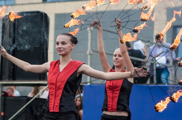 The girls performed a dance with burning torches, — Stock Photo, Image
