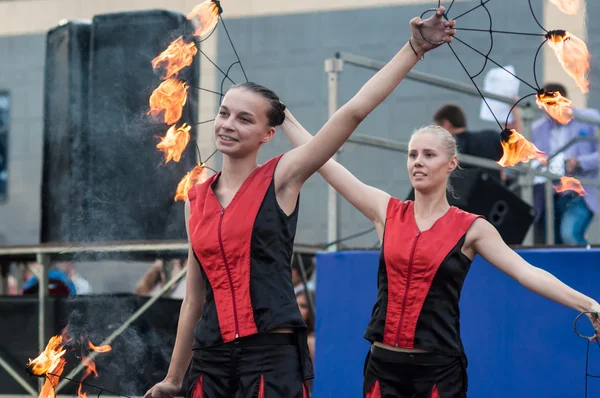 The girls performed a dance with burning torches, — Stock Photo, Image