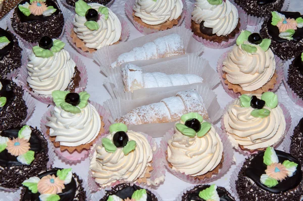 Tablett mit Kuchen. — Stockfoto